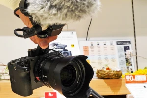 ソニーストアでシネマカメラ「FX3」を触ってきたレビュー。動画機として特化した操作系、冷却ファンやタリーランプを装備。コンパクトかつ拡張性あるボディの吸引力が凄い。 - ソニーが基本的に好き。|スマホタブレットからカメラまで情報満載