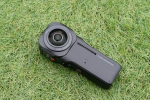 暗がりでもきれいに撮影できる全天球カメラ「Insta360 ONE RS 1インチ360度版」が登場 動画と写真で実力をチェックした