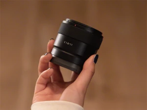 『E 11 mm F1.8』 SEL11F18 の海外のレビュー「ZV-E10での使用に最適です!!!」