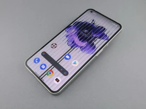 [法林岳之の「週刊モバイルCATCH UP」]Nothing Phone (1)、光と音とトランスペアレントで個性を主張