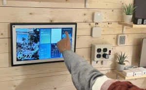 Echo Show 15 レビュー｜ウィジェットが実用的！板壁に取り付けてアレクサしてみた