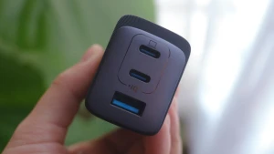 充電器はコレ買っとけば間違いない！このコンパクトさでスマホもPCも高速充電できちゃうの、さすがAnkerだな…｜マイ定番スタイル